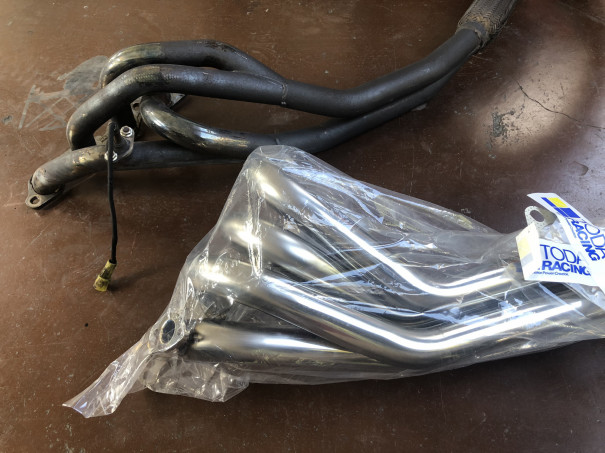 AE86 TODA製4-1エキマニへ交換、2F組立室ではリビルトエンジン組付け中 