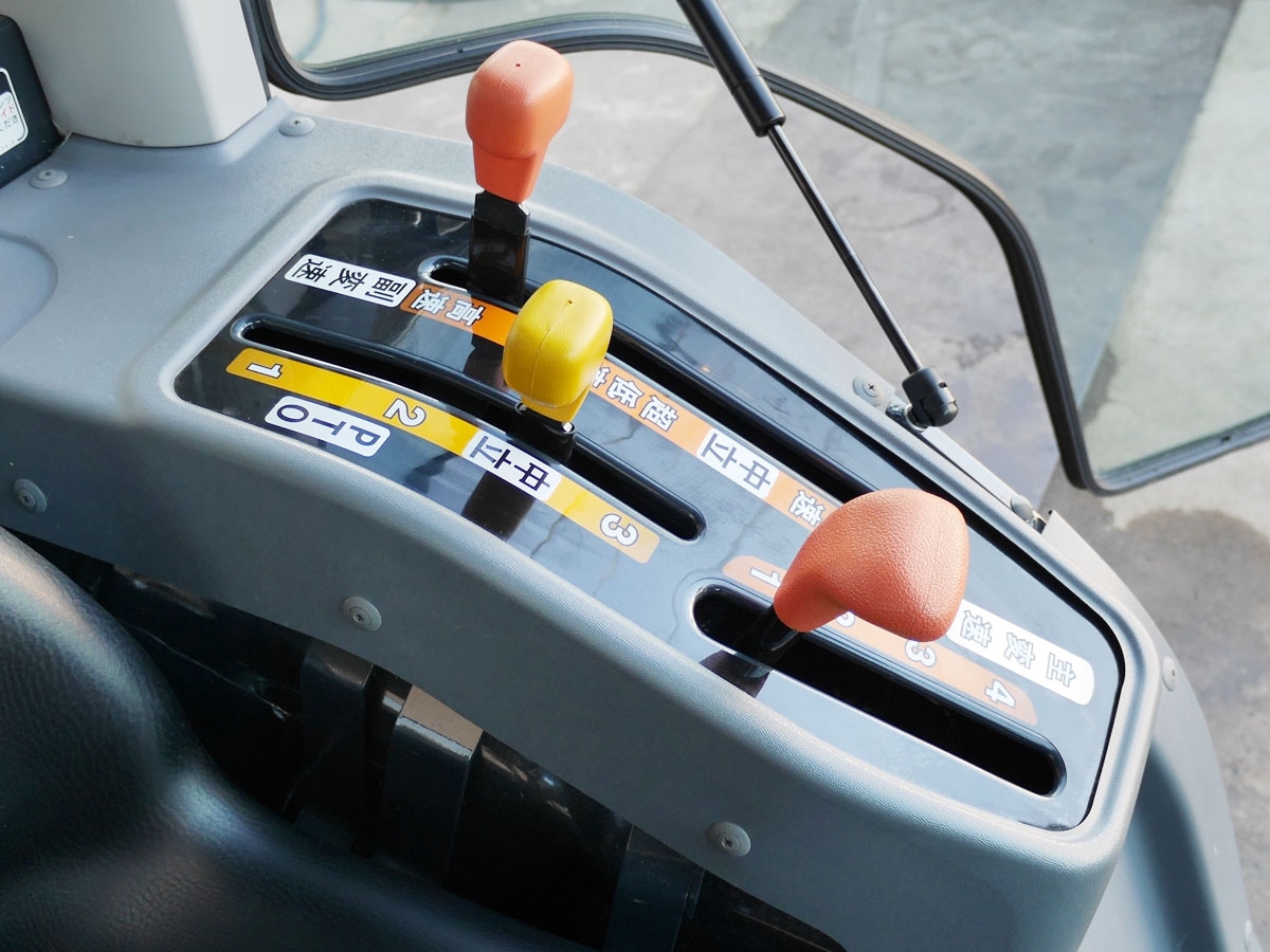 イセキ トラクター TH235 23.5馬力 107時間 エアコンキャビン フル装備