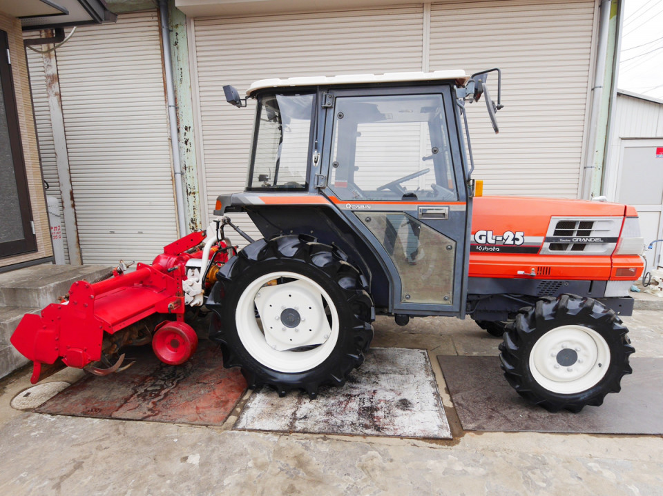 クボタトラクター GL-25 キャビン付 4WD。