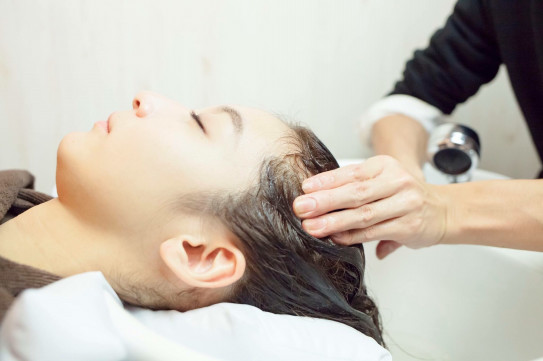 自宅でもできる効果のある簡単ヘッドスパ 東京 銀座の傷まないヘアカラーとヘッドスパ の得意な美容室calon カロン の森順二のブログ 銀座ヘアスタイル ブラウンカラーマツエク