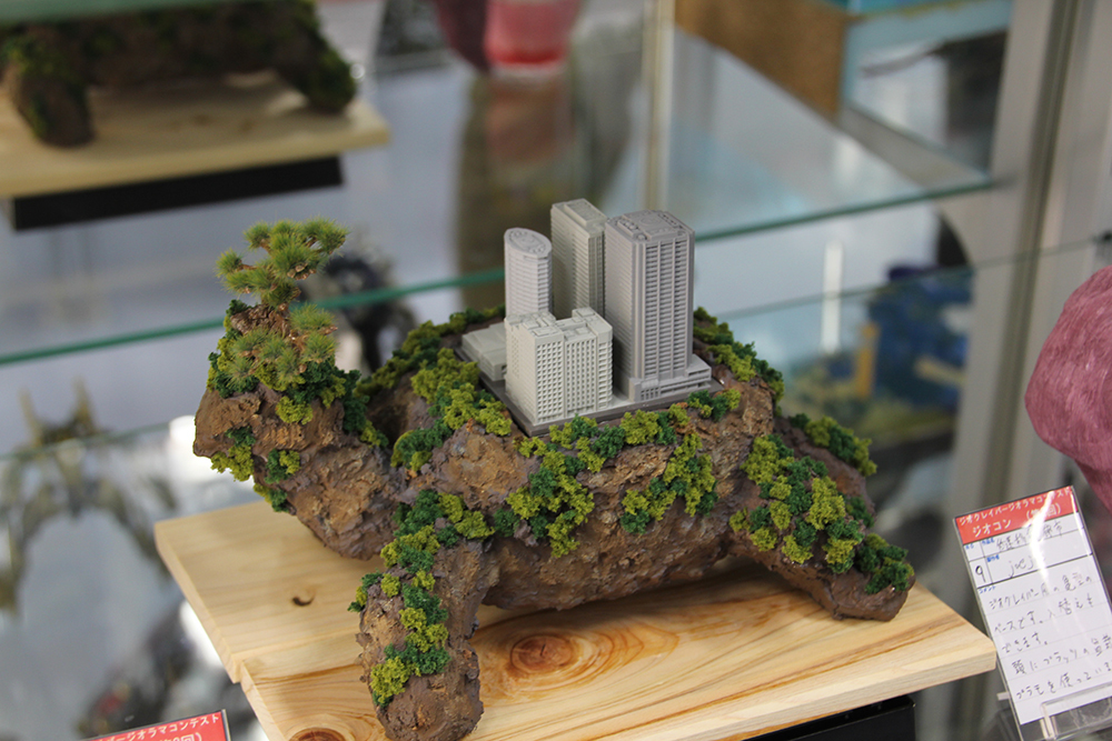 ジオラマ 「廃れた都市」 「大滝」 1/100ジオラマ高25cm【滝と廃墟ビルと高速道路】 | akiba