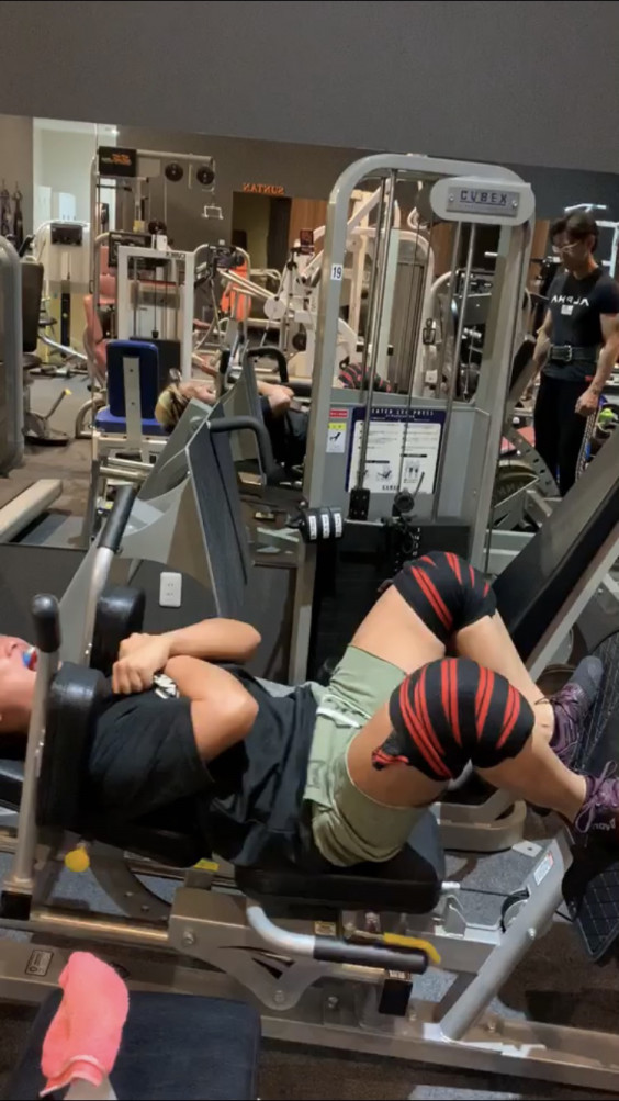 ハックスクワットって Pinnacle Gym ハックスクワットって Pinnacle Gym