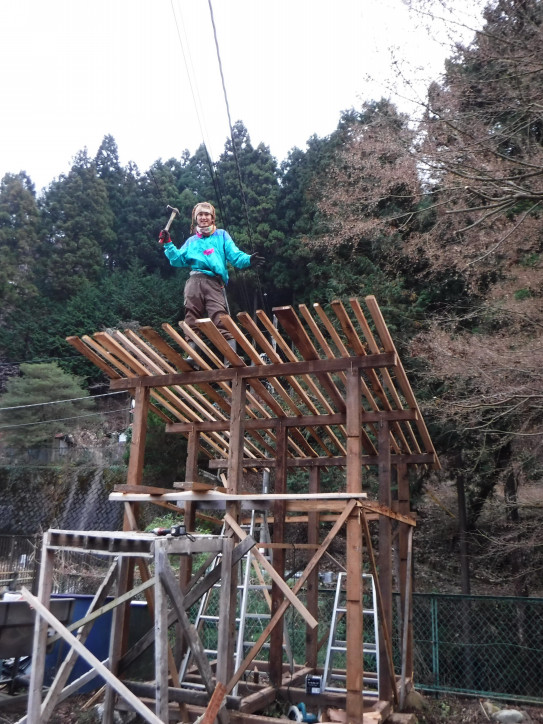 コンポストトイレ小屋の屋根工事 廃材エコヴィレッジゆるゆる