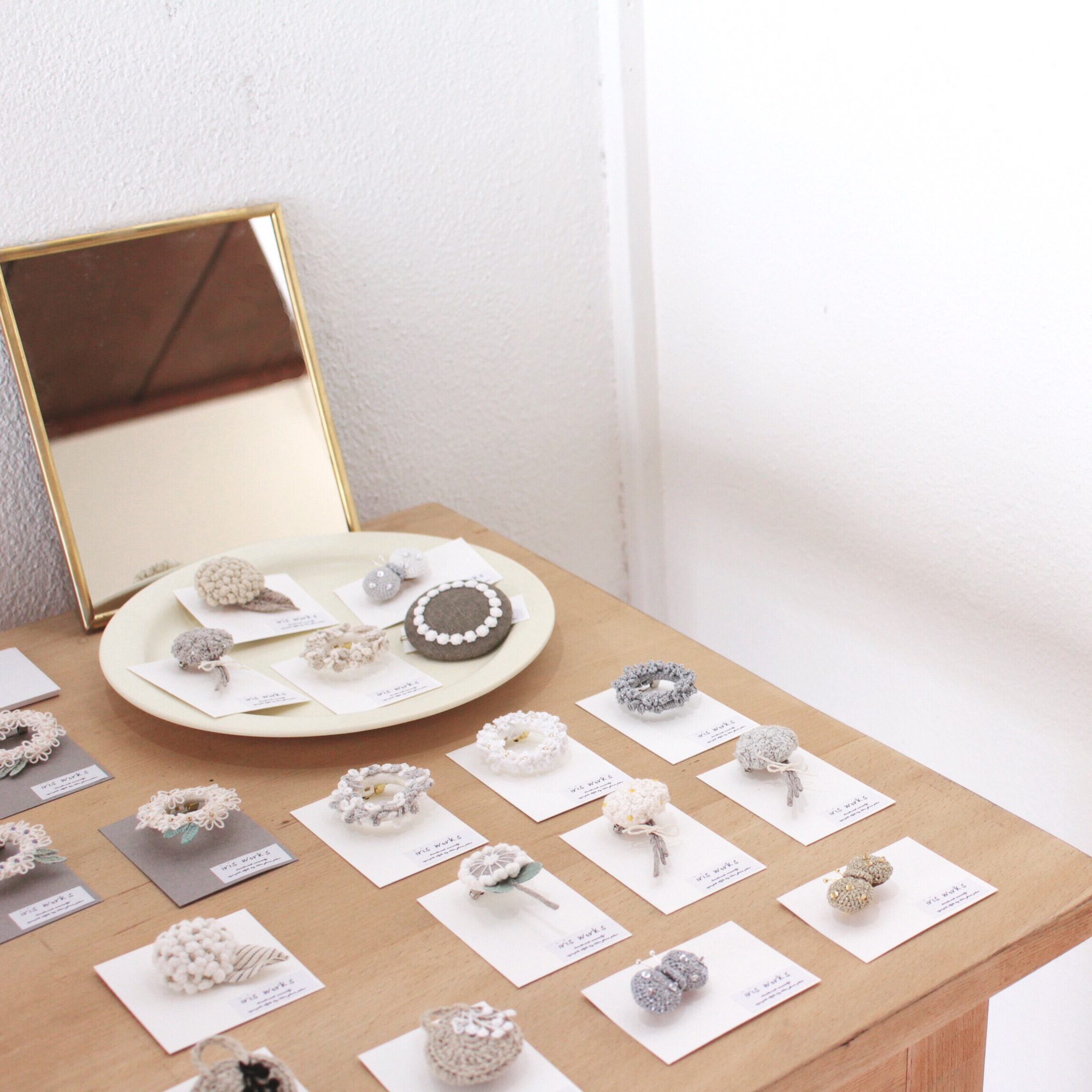 布と糸のブローチ シロイキ