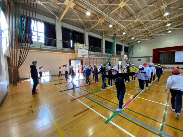 小学校の特別授業でスラックライン Slackline Community Seamonkeys