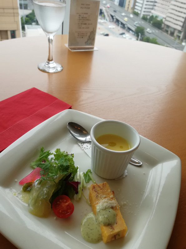 新横浜でランチ らんらん グランドピアノ レンタルスペース