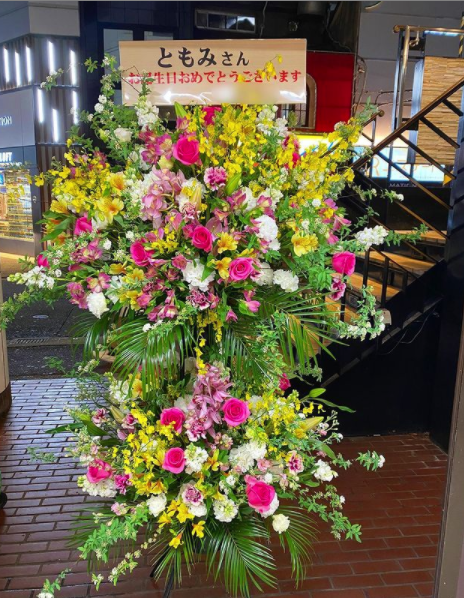 お誕生日お祝い 華やか フラワースタンド花 国分町 Flower Cake Megu 花屋とケーキのお店