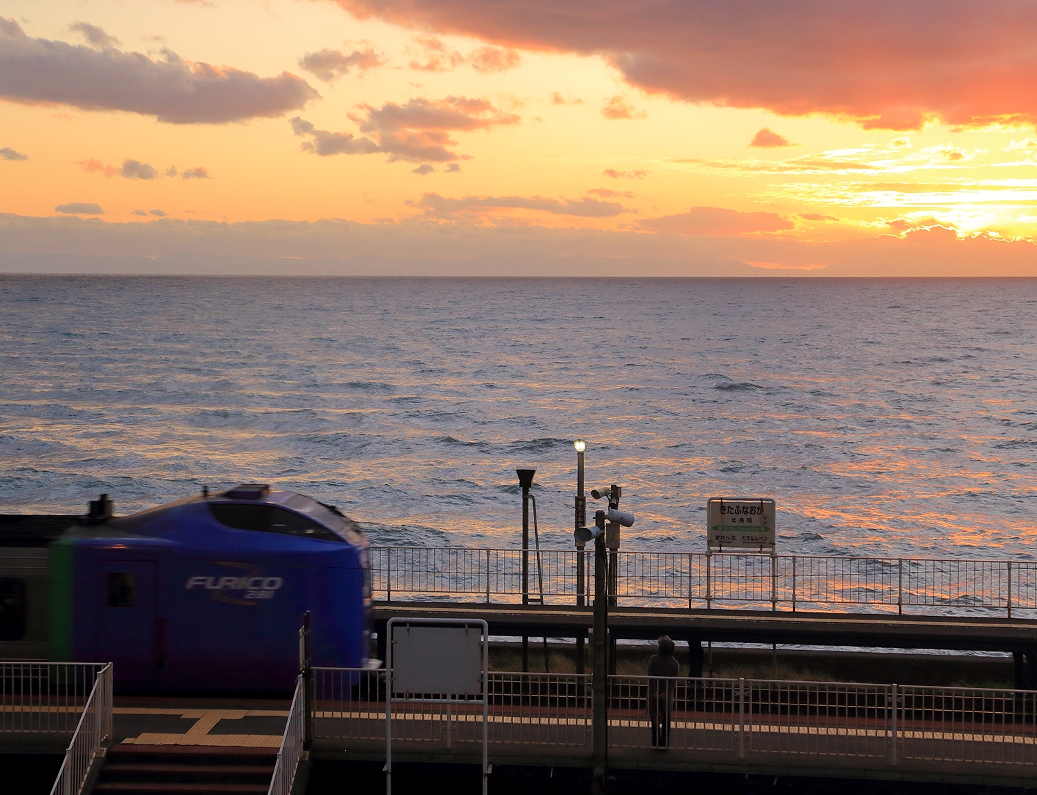晩秋のキハたち①（海の夕焼け） 白老鉄日記 vol.32 | 四季の旅写真