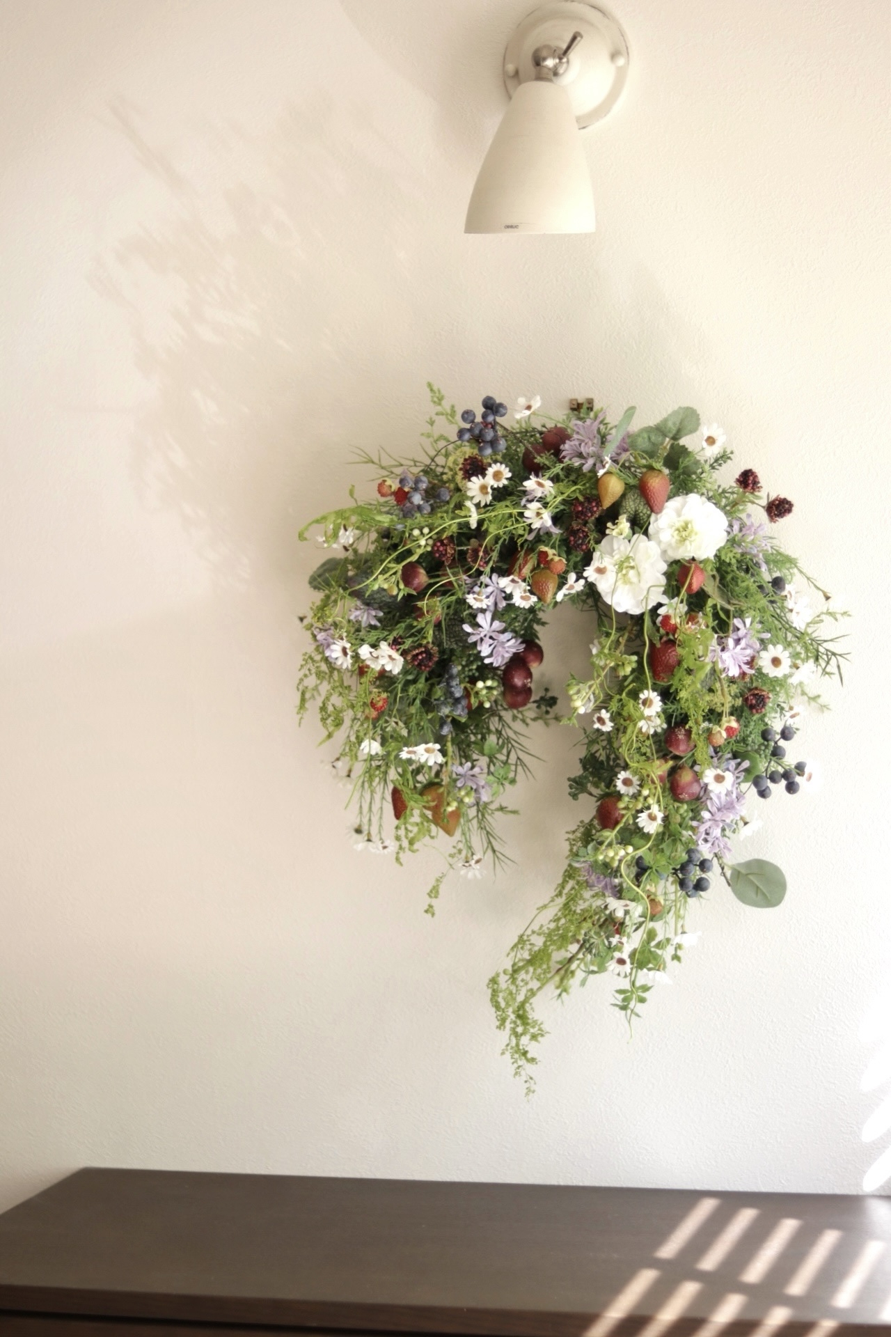 いちご畑ナチュラルリース 3月の花あそび「森のサンクチュアリ −野いちご畑の馬蹄リース