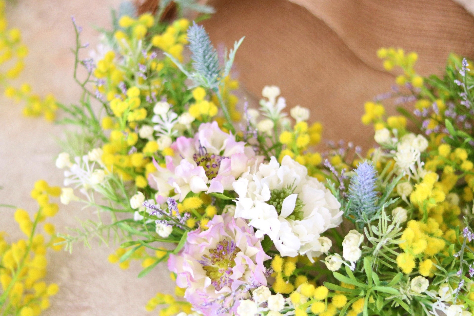 2月の花あそび「ミモザとスカビオサのハーフムーンリース 2月の花あそび「ミモザとスカビオサのハーフムーンリース