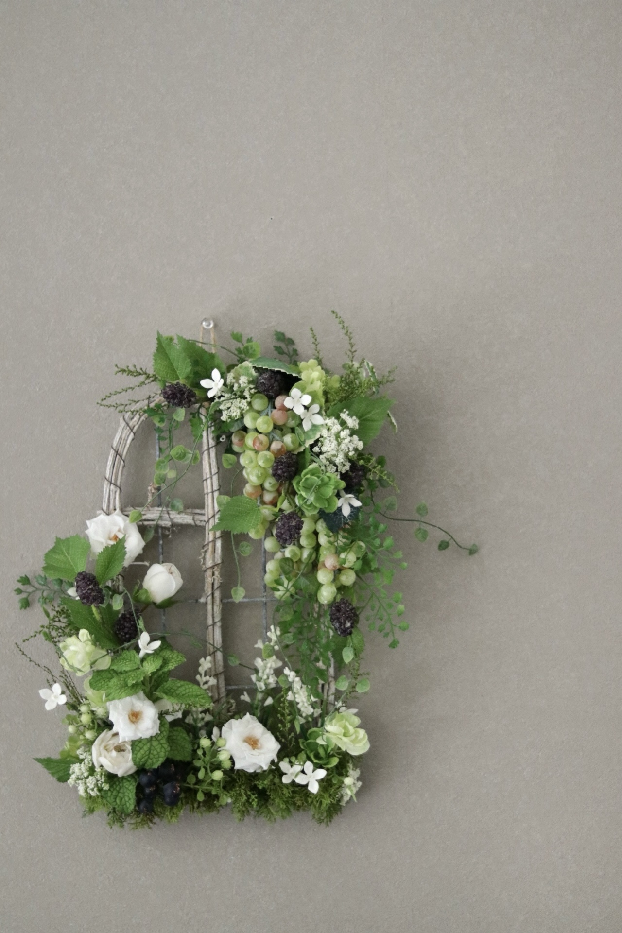 7月の花あそび「はじまりの窓辺 −ぶどうが紡ぐフレームアレンジ