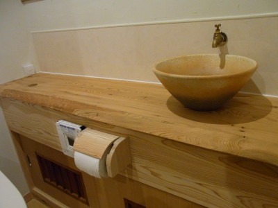 無垢一枚板のトイレ手洗いカウンター | 東京・吉祥寺の勝又木材【一枚