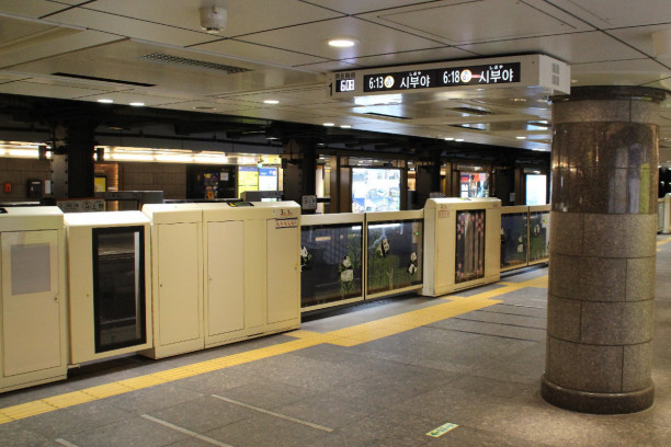東京メトロ銀座線のホームドア 上野駅1番線先行導入タイプ Ycs Info 東京メトロ銀座線のホームドア 上野駅1番線先行導入タイプ Ycs Info