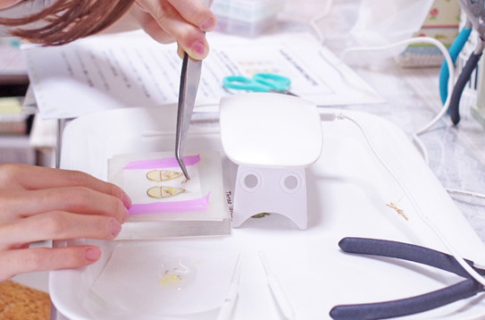 淡い虹のような儚い色のシャボン玉レジンで作るピアス フリーレッスンレポ 伊丹市のアクセサリー教室 レジンクラフトギャラリーハチミツ