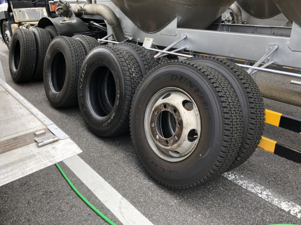 トレーラー台車のタイヤ交換です！ | 丸徳タイヤ