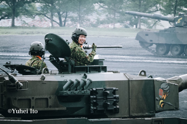 先輩のはにかみポーズ 素顔の自衛官