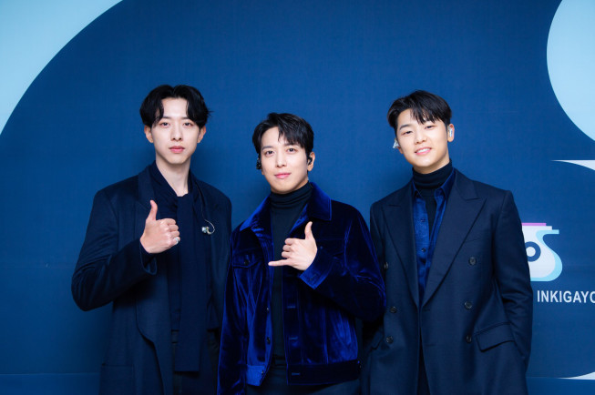 Cnblue 人気歌謡 でカムバックラストステージ ヨンファの華麗なるウインク Kpopstarz日本語版 Smashing