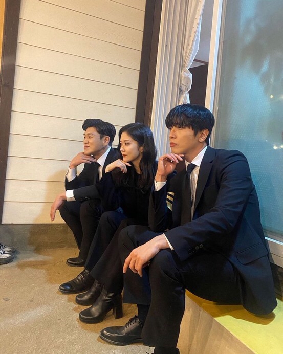 CNBLUE ジョン・ヨンファ、『テバク不動産』メンバーと人待ち顔