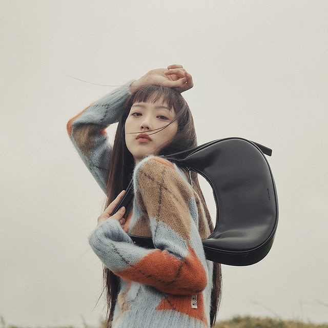 韓国のトップアイドルやモデルがこぞって愛用するレディースバックブランド Find Kapoor ファインドカプア が 60 シックスティーパーセント で販売開始 Kpopstarz日本語版 Smashing