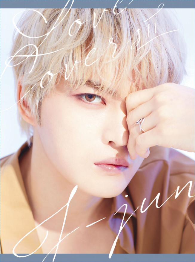 キム ジェジュン モノクロ写真に鮮やかな花のジャケット写真公開 Kpopstarz日本語版 Smashing