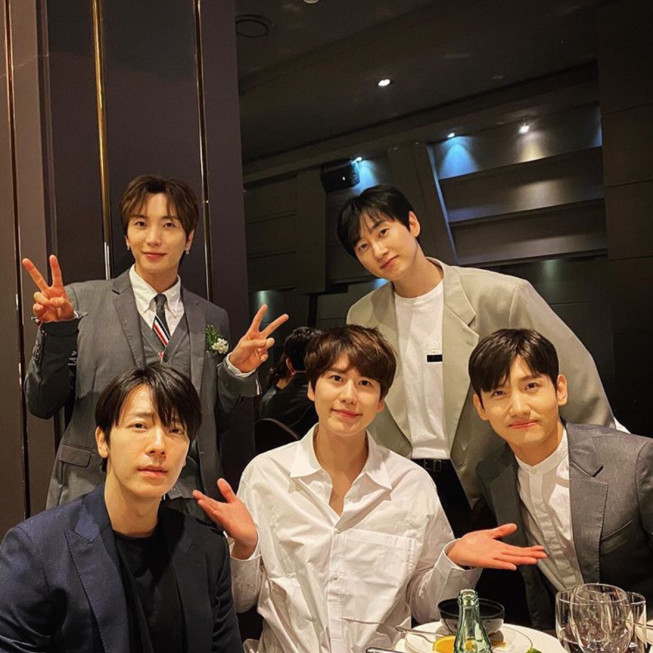 Super Juniorドンへ イケメン5人の写真を公開 Kpopstarz日本語版 Smashing