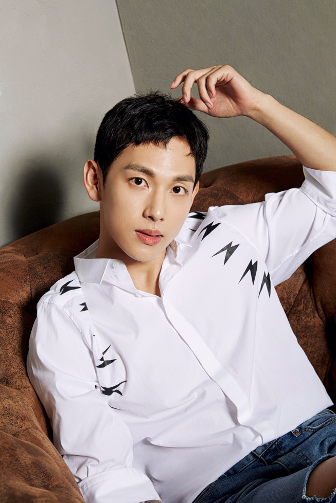 イム シワン除隊後初主演 閲覧数8億pv突破の大ヒットweb漫画を実写化 他人は地獄だ Dvd Box本日発売 イム シワンから日本のファンへメッセージが到着 Kpopstarz日本語版 Smashing