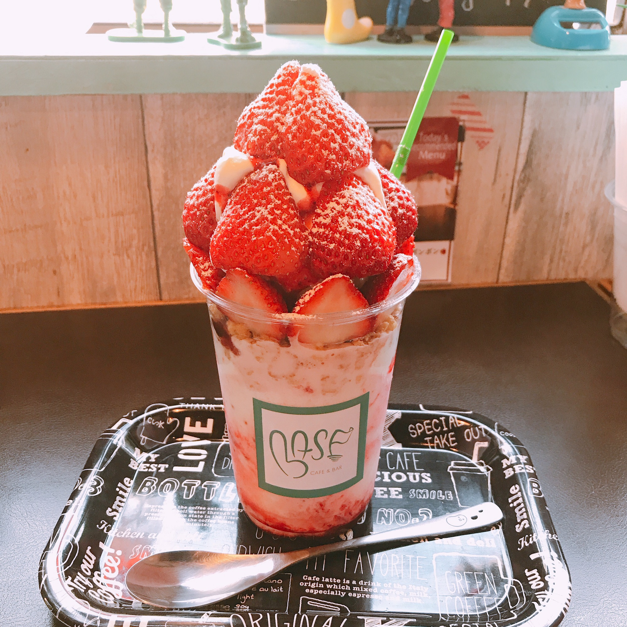 Cafe Bar Base 1日10食 ストロベリーボンボンボン 長崎のごはんメモ