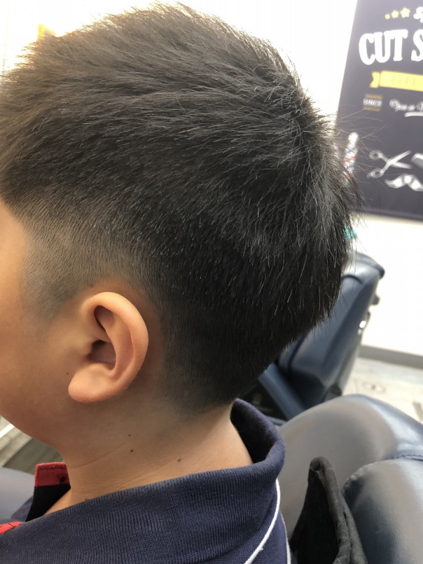 Kidsカット ソフトモヒカン カットスペース K Barber Shop 横浜市港南区の理容室 上永谷と下永谷の中間地にある理髪店です フェードカットやスキンフェードなどのメンズカットに定評あり 駐車場2台分完備 Kidsカット ソフトモヒカン カットスペース K Barber Shop 横浜市港南区の理容室 上永谷と下永谷の中間地にある理髪店です フェードカットやスキンフェードなどのメンズカットに定評あり 駐車場2台分完備