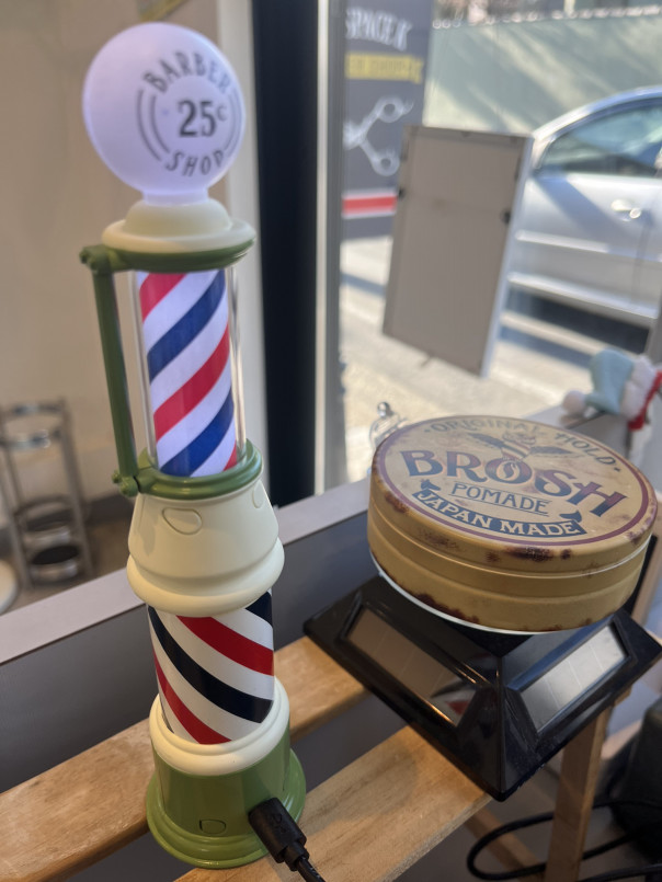 ミニチュアサインポール あめんぼう 床屋のクルクル回るアレ カットスペース ｋ ｰ Barber Shop 横浜市港南区の理容室 上永谷と下永谷の中間地にある理髪店です フェードカットやスキンフェードなどのメンズカットに定評あり 駐車場２台分完備