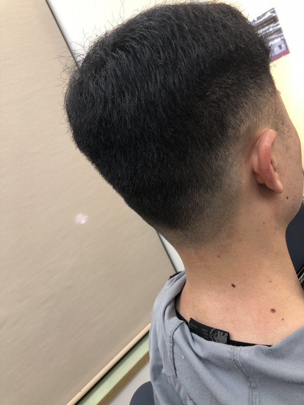 冬場は長めに 前髪を下ろしたフェードカット カットスペース ｋ ｰ Barber Shop 横浜市港南区の理容室 上永谷と下永谷の中間地にある理髪店です フェードカットやスキンフェードなどのメンズカットに定評あり 駐車場２台分完備