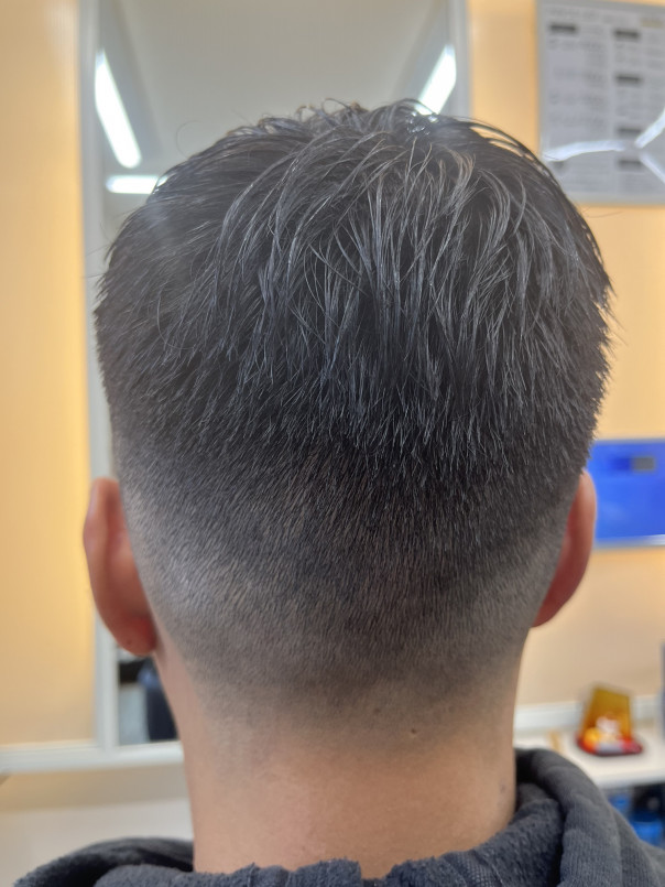 フェードカット 1mm フォワードからサイドへ流す Barber Style カットスペース K Barber Shop 横浜市港南区の理容室 上永谷と下永谷の中間地にある理髪店です フェードカットやスキンフェードなどのメンズカットに定評あり 駐車場2台分完備 フェードカット 1mm フォワードからサイドへ流す Barber Style カットスペース K Barber Shop 横浜市港南区の理容室 上永谷と下永谷の中間地にある理髪店です フェードカットやスキンフェードなどのメンズカットに定評あり 駐車場2台分完備