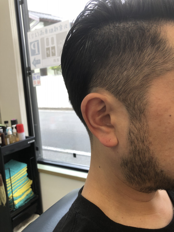 整え過ぎないヒゲとアップバングがワイルドなアシメツーブロック カットスペース K Barber Shop 横浜市港南区の理容室 上永谷と下永谷の中間地にある理髪店です フェードカットやスキンフェードなどのメンズカットに定評あり 駐車場２台分完備