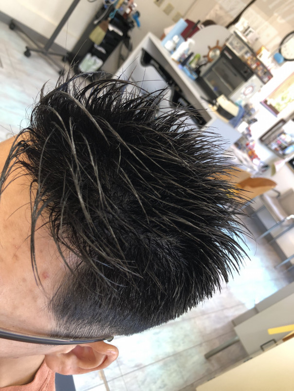 直毛男子 流れのあるツンツンヘアー フェードカット カットスペース K Barber Shop 横浜市港南区の理容室 上永谷と下永谷の中間地にある理髪店です フェードカットやスキンフェードなどのメンズカットに定評あり 駐車場２台分完備