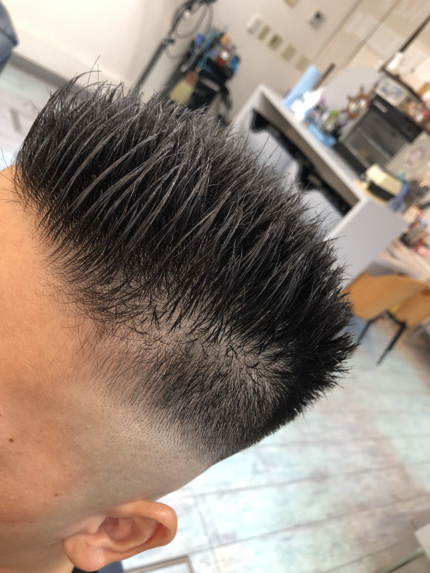 コームで前髪を立たせたスキンフェード カットスペース K Barber Shop 横浜市港南区の理容室 上永谷と下永谷の中間地にある理髪店です フェードカットやスキンフェードなどのメンズカットに定評あり 駐車場２台分完備