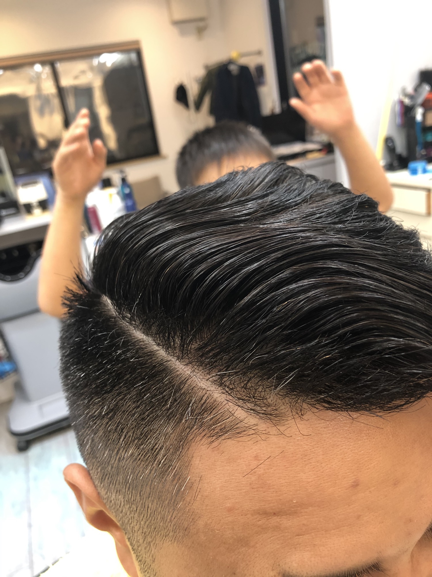 分けめにカミソリを入れてラインを見せるパートスタイル フェードカット カットスペース K Barber Shop 横浜市港南区の理容室 上永谷と下永谷の中間地にある理髪店です フェードカットやスキンフェードなどのメンズカットに定評あり 駐車場２台分完備