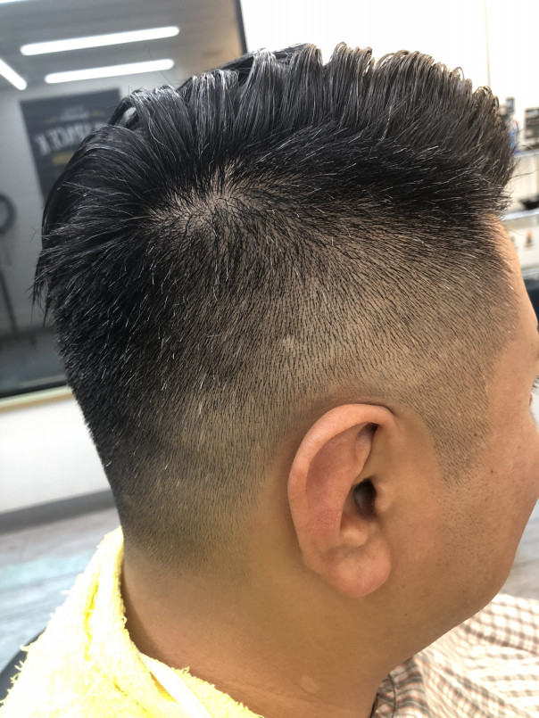 分けめにカミソリを入れてラインを見せるパートスタイル フェードカット カットスペース K Barber Shop 横浜市港南区の理容室 上永谷と下永谷の中間地にある理髪店です フェードカットやスキンフェードなどのメンズカットに定評あり 駐車場２台分完備