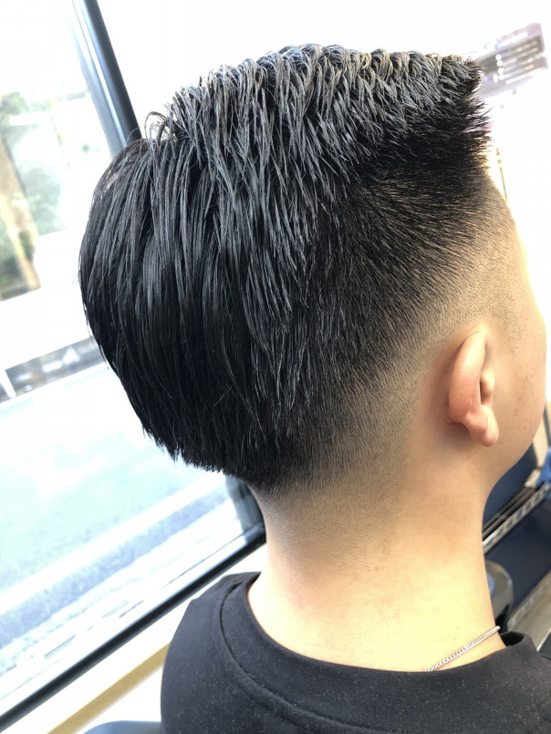 バックを伸ばし中のスキンフェードからフェードカットへ カットスペース K Barber Shop 横浜市港南区の理容室 上永谷と下永谷の中間地にある理髪店です フェードカットやスキンフェードなどのメンズカットに定評あり 駐車場２台分完備