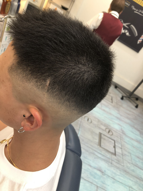 スキンフェード 自分の写真を元にスタイル決め フォワードなお洒落ボウズ Barberスタイル カットスペース K Barber Shop 横浜市港南区の理容室 上永谷と下永谷の中間地にある理髪店です フェードカットやスキンフェードなどのメンズカットに定評あり 駐車場