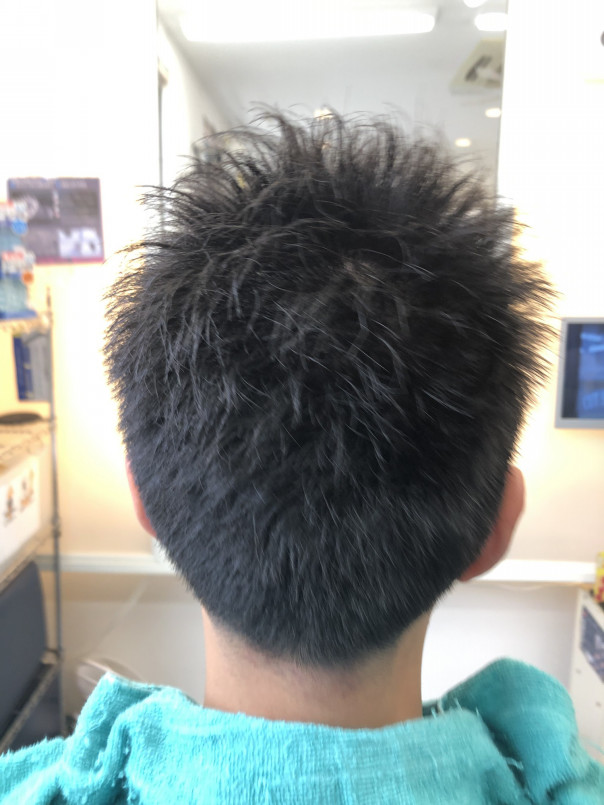 メンズ 前髪を降ろし気味にした柔らかい雰囲気のショートスパイキー カットスペース K Barber Shop 横浜市港南区の理容室 上永谷と下永谷の中間地にある理髪店です フェードカットやスキンフェードなどのメンズカットに定評あり 駐車場２台分完備