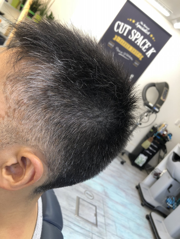 白髪を生かした刈り上げバランス メンズショートヘア カットスペース K Barber Shop 横浜市港南区の理容室 上永谷と下永谷の中間地にある理髪店です フェードカットやスキンフェードなどのメンズカットに定評あり 駐車場２台分完備