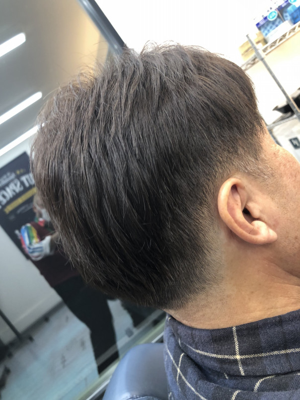 謎の切れ毛 スマホの以前の写メからのオーダー カットスペース K Barber Shop 横浜市港南区の理容室 上永谷と下永谷の中間地にある理髪店です フェードカットやスキンフェードなどのメンズカットに定評あり 駐車場２台分完備