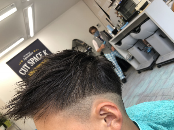 お父さんと一緒 フェードをかけない段を残した刈り上げスタイル カットスペース K Barber Shop 横浜市港南区の理容室 上永谷と下永谷の中間地にある理髪店です フェードカットやスキンフェードなどのメンズカットに定評あり 駐車場２台分完備