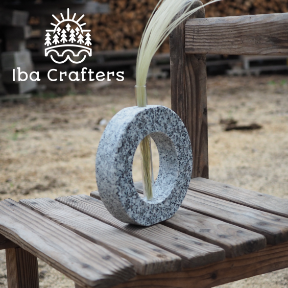 きれいなドーナツ形の石の一輪挿し | Iba Crafters