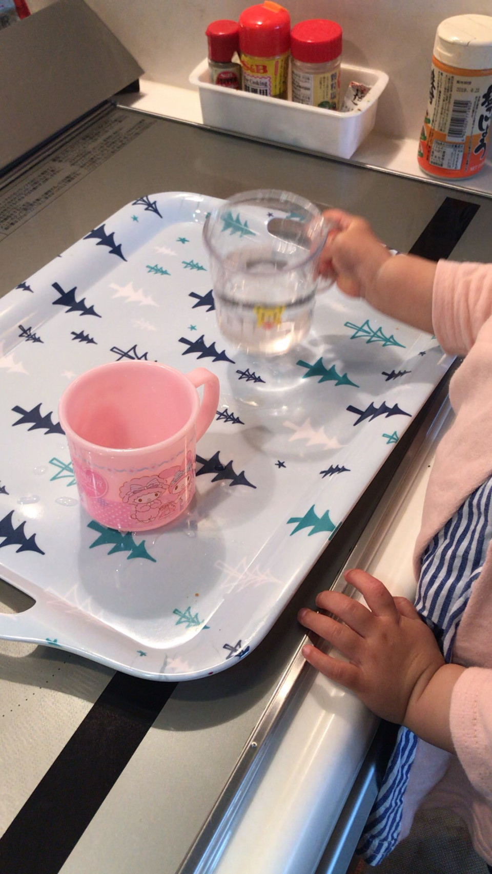 お悩み解決 １歳前後 コップの水をぶちまけるのに困ってます モンテ流 ０ ６歳ママ子育て力up おうち英語サポート