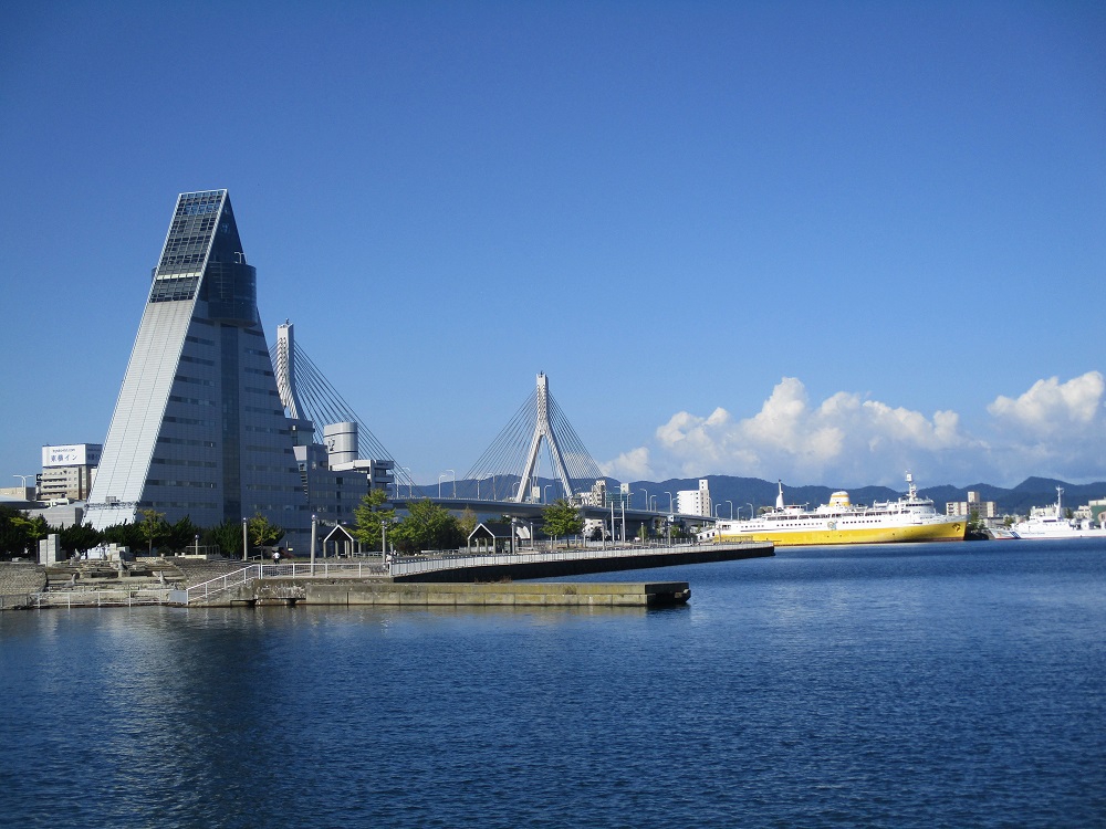 快晴の青森港 タイムワンダーランド