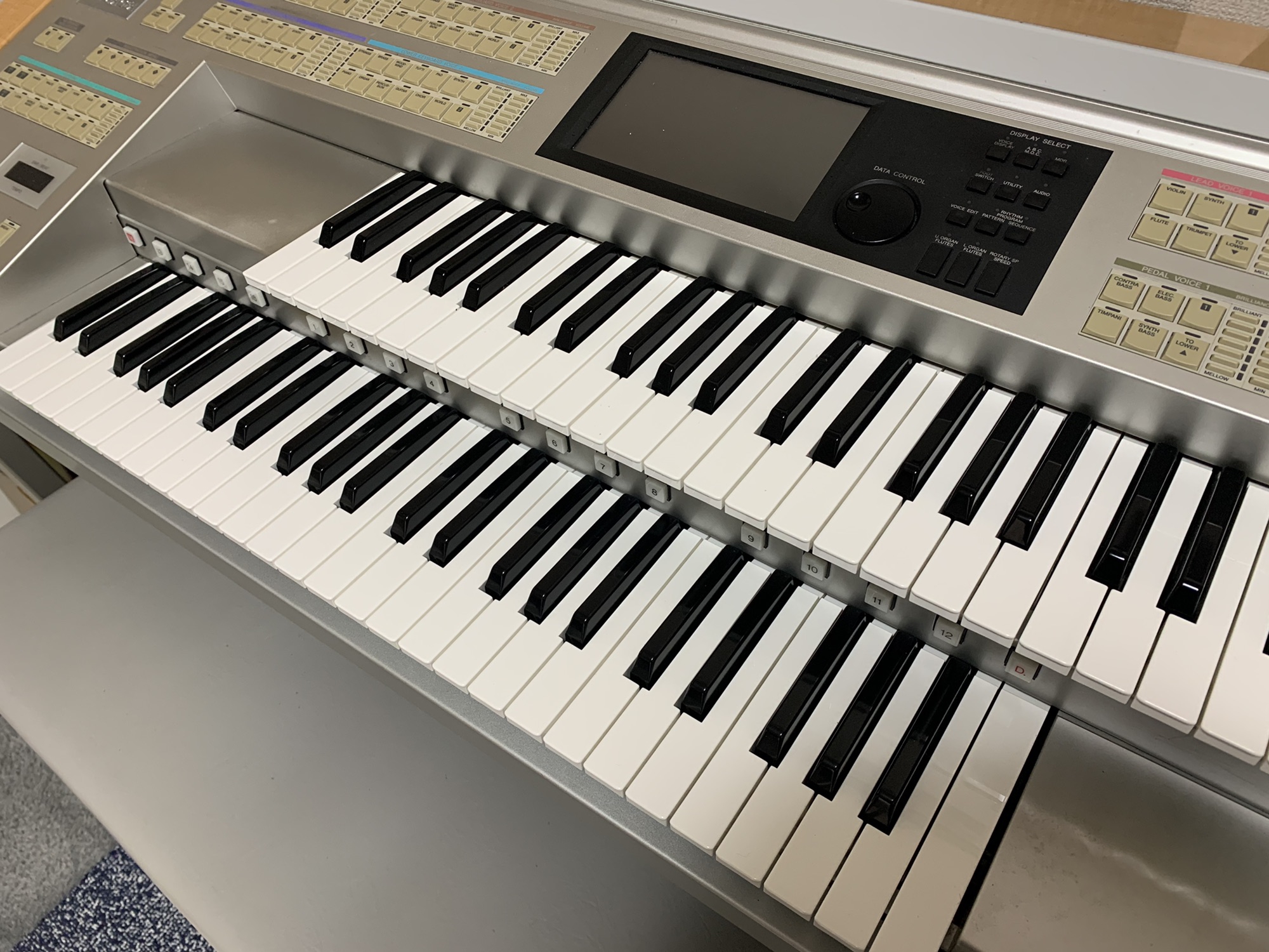YAMAHA移動式エレクトーン/使用2回のみ/スピーカー付き/鍵盤欠損一部