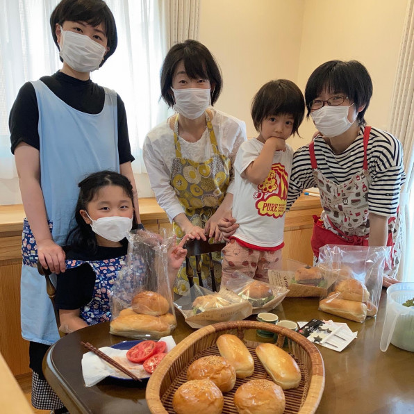 小2女の子 コーンが大好きなパパに焼き立てパン持ち帰り おやこパン教室 オンラインミニマルパンレッスン 小2女の子 コーンが大好きなパパに焼き立てパン持ち帰り おやこパン教室 オンラインミニマルパンレッスン