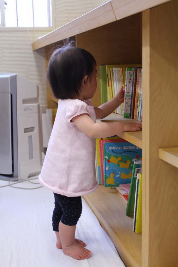 つかまり立ちと絵本棚 あひるのこ 絵本とわらべうた つかまり立ちと絵本棚 あひるのこ 絵本とわらべうた