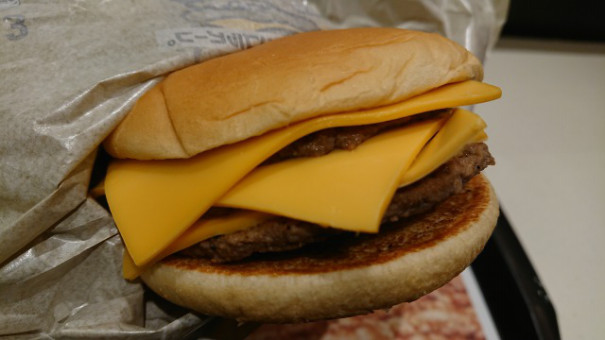 マクドナルドのトリプルチーズバーガー ケチャップマスタード抜き 年3月末までの野郎飯 マクドナルドのトリプルチーズバーガー ケチャップマスタード抜き 年3月末までの野郎飯