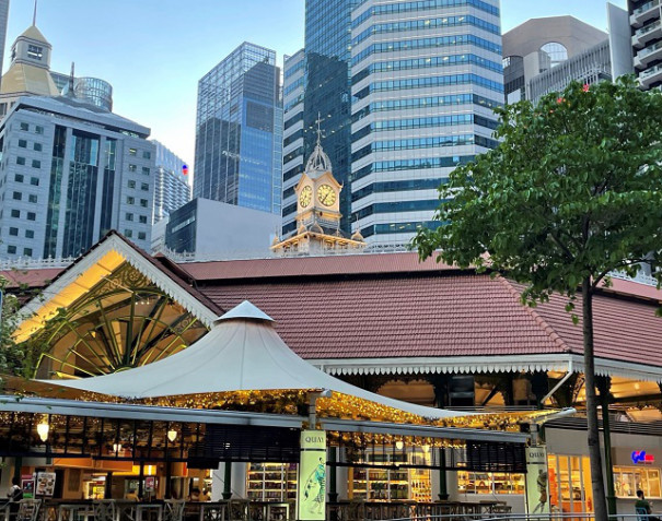 ラッフルズホテルのコートヤードにある美しい噴水 モンスーンに吹かれて Living In Singapore